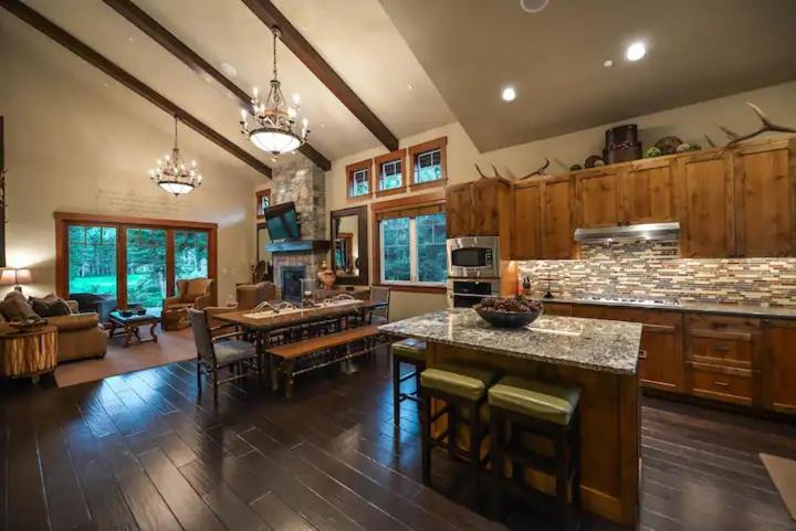 Fairway Haven, Spacious Lodge for 14 with Main House and Apartment on the Golf Course photo 4