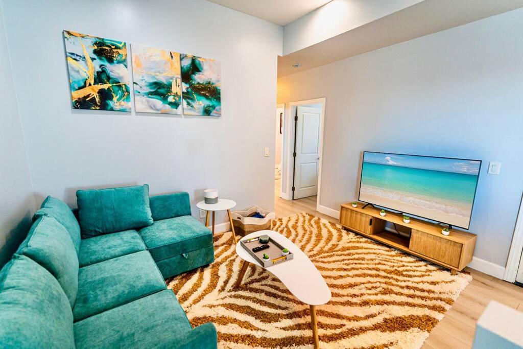 Stunning Mid-City New Home - Modern & Luxe Living! image