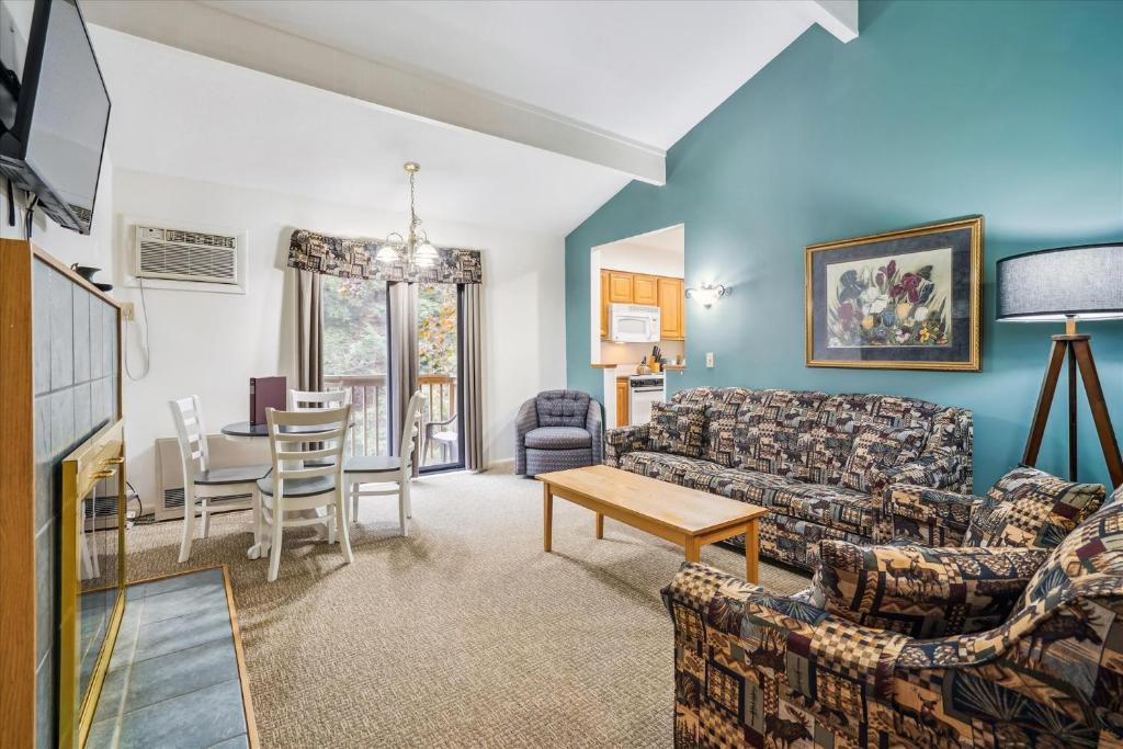 Cedarbrook Queen Suite 109 image