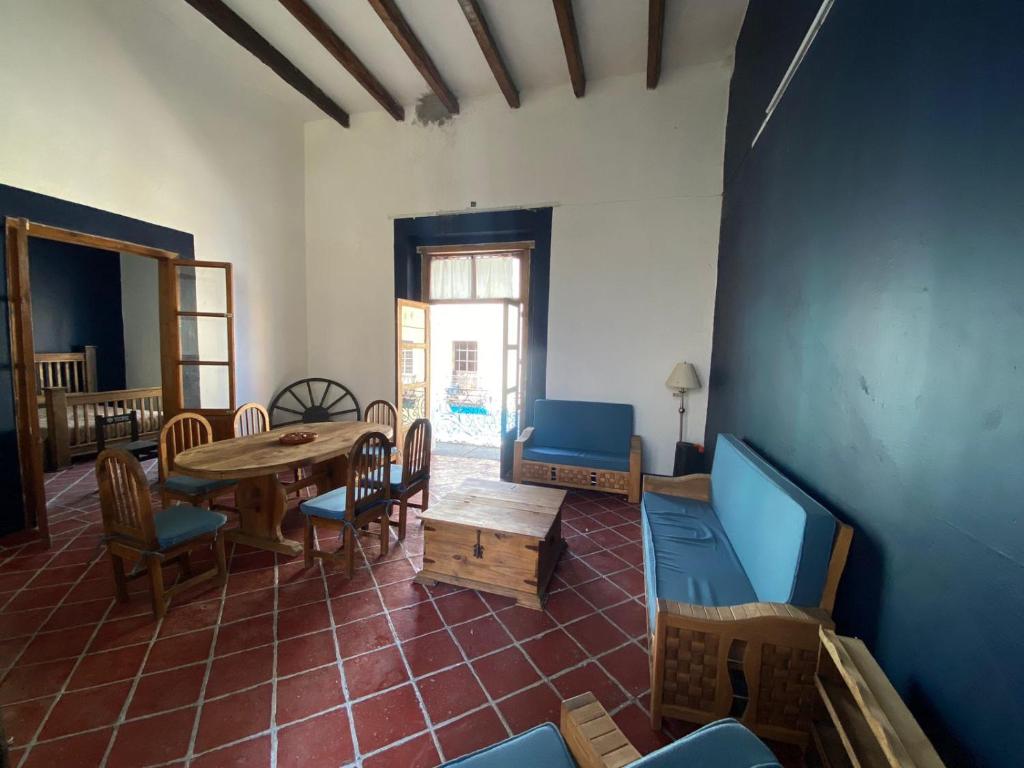 HOSTAL CON 4 HABITACIONES SENCILLAS EN SEGUNDO PISO