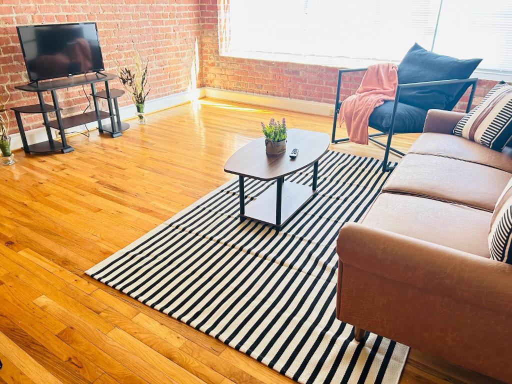 Stylish and convenient downtown apartment photo 2