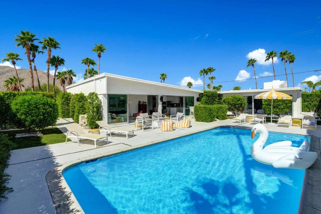 Luxury Palm Springs Home With a POOL, Next to Downtown & Airport
