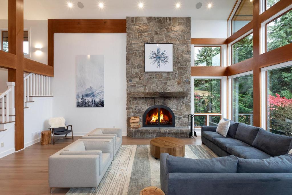Big Sky Chalet - Stylish Guest Favourite, Hot Tub, Stunning Views - Whistler Platinum photo 2