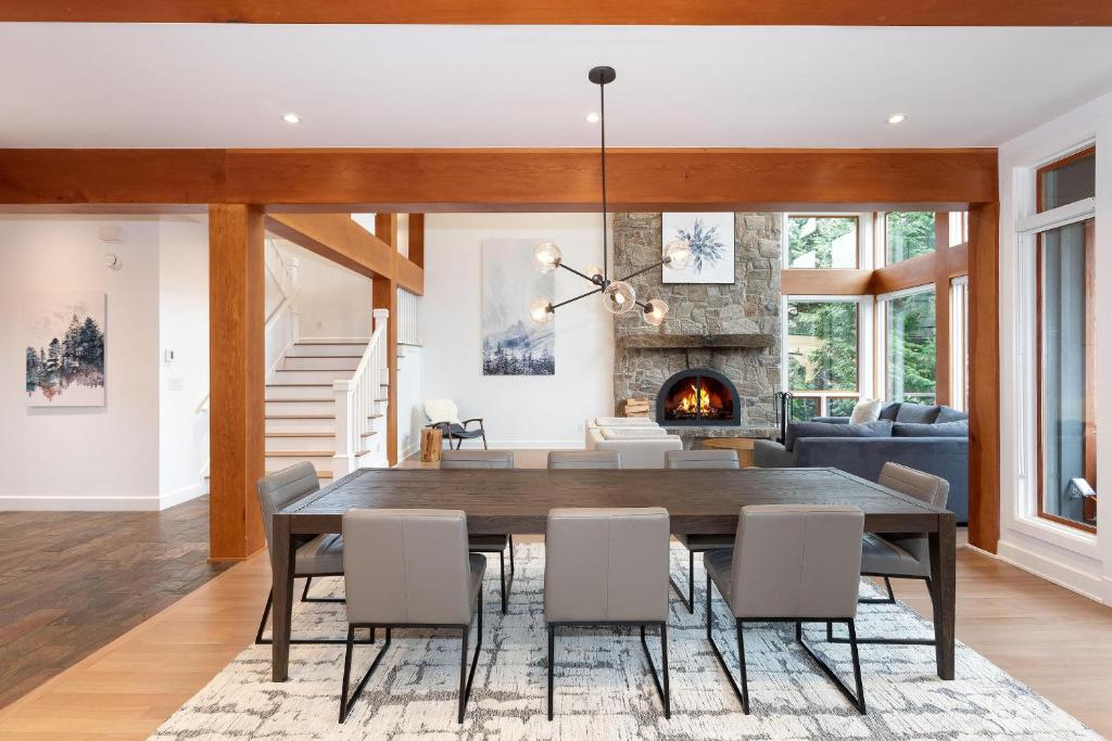Big Sky Chalet - Stylish Guest Favourite, Hot Tub, Stunning Views - Whistler Platinum photo 3