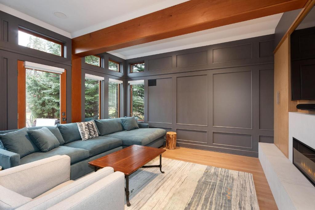 Big Sky Chalet - Stylish Guest Favourite, Hot Tub, Stunning Views - Whistler Platinum photo 4