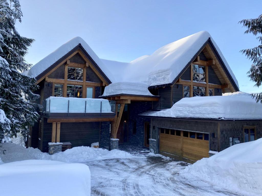 Kadenwood 2939 - Luxury Ski Chalet, Hot Tub, Media Room, Steam Room - Whistler Platinum photo 1