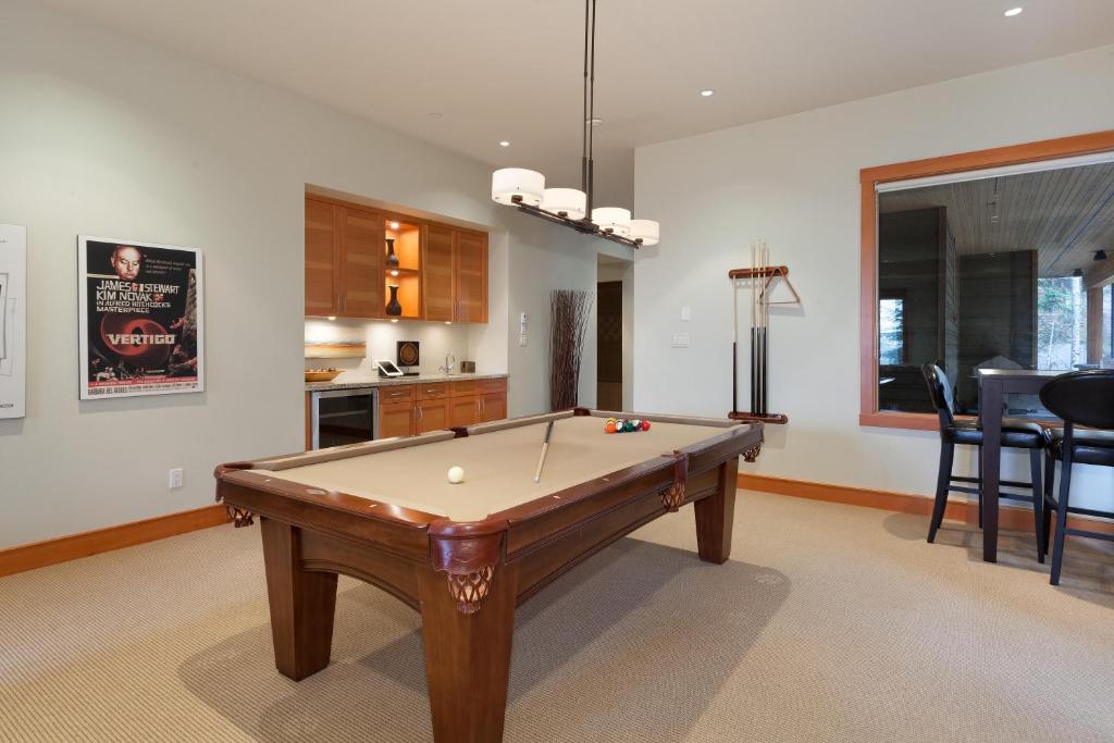 Kadenwood 2939 - Luxury Ski Chalet, Hot Tub, Media Room, Steam Room - Whistler Platinum photo 3