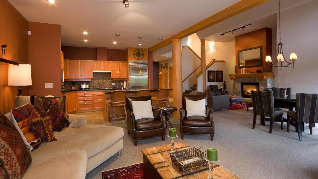 Goldenwood 8336 - Family-sized Townhome, Hot Tub, Garage, Views - Whistler Platinum photo 3