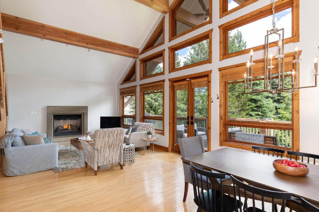 Meadow Green Chalet - Large Family Ski Chalet with Hot Tub & Fireplace - Whistler Platinum photo 3