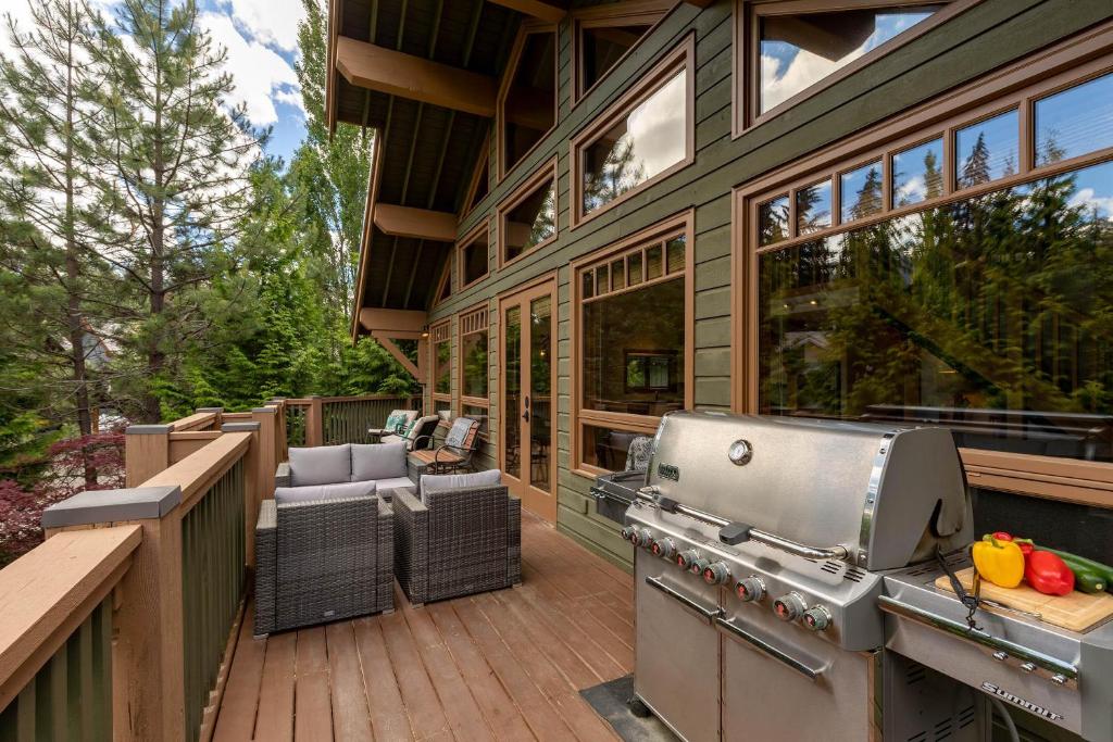 Meadow Green Chalet - Large Family Ski Chalet with Hot Tub & Fireplace - Whistler Platinum photo 4