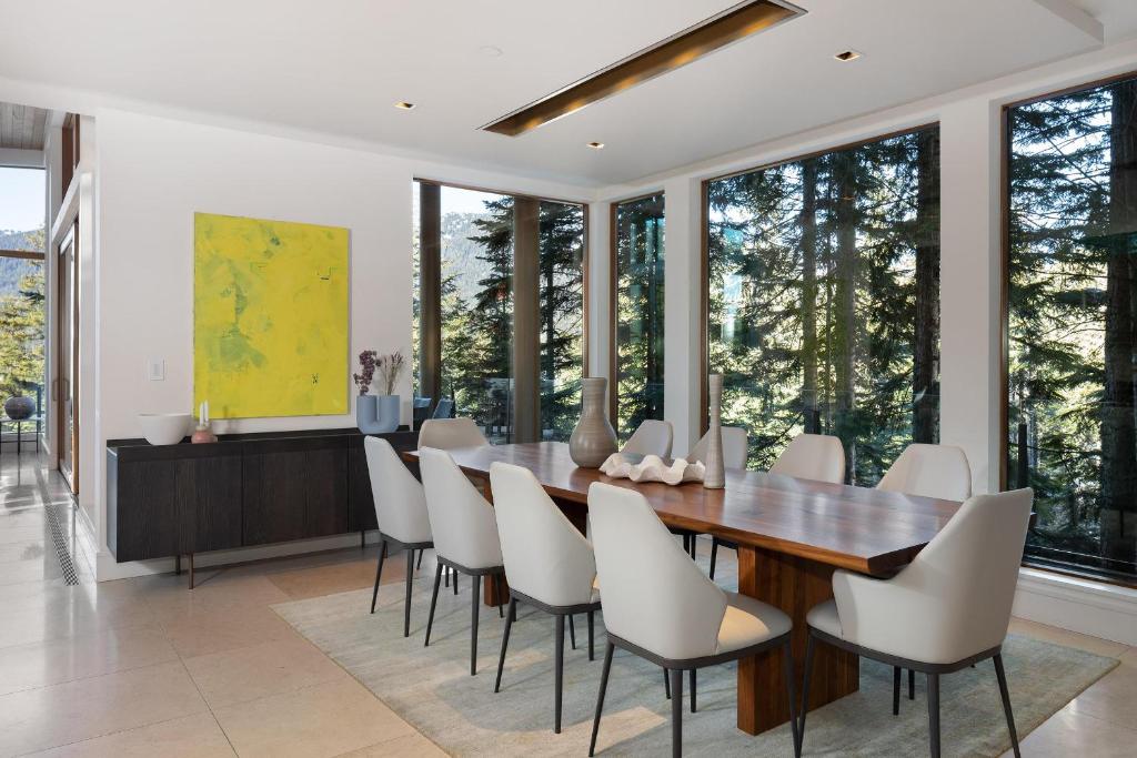 Kadenwood 2927 - Luxury Ski Retreat, Private Gondola Access, Jacuzzi - Whistler Platinum photo 4