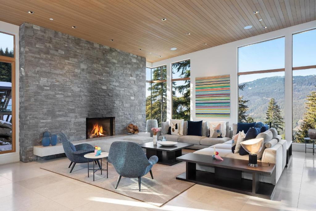 Kadenwood 2927 - Luxury Ski Retreat, Private Gondola Access, Jacuzzi - Whistler Platinum photo 1