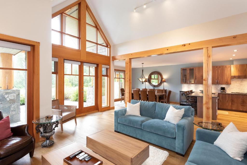 Goldenwood 8337 - Panoramic Views, Top-Deck Hot Tub, 2 Car Garage - Whistler Platinum photo 4