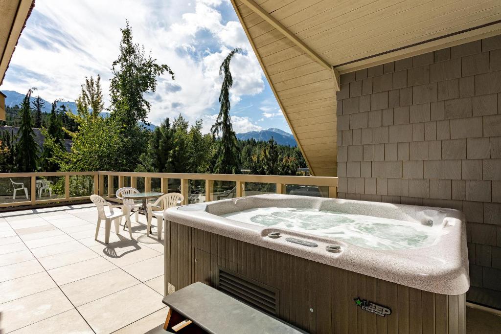 Goldenwood 8337 - Panoramic Views, Top-Deck Hot Tub, 2 Car Garage - Whistler Platinum photo 3