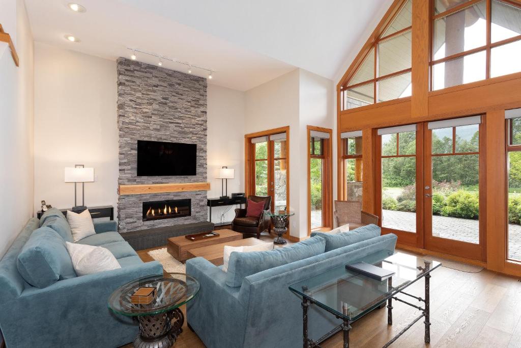 Goldenwood 8337 - Panoramic Views, Top-Deck Hot Tub, 2 Car Garage - Whistler Platinum