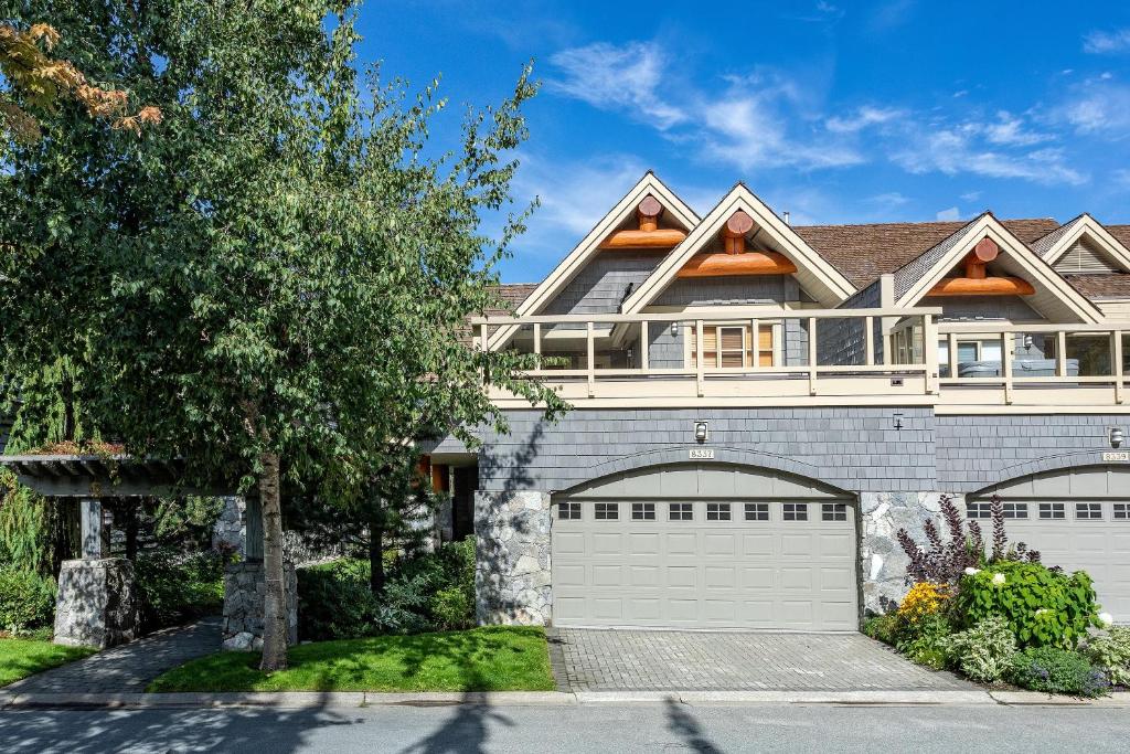 Goldenwood 8337 - Panoramic Views, Top-Deck Hot Tub, 2 Car Garage - Whistler Platinum photo 2
