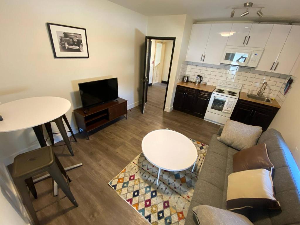 Lovely 1 Bedroom Condo Free Parking And Balcony photo 1