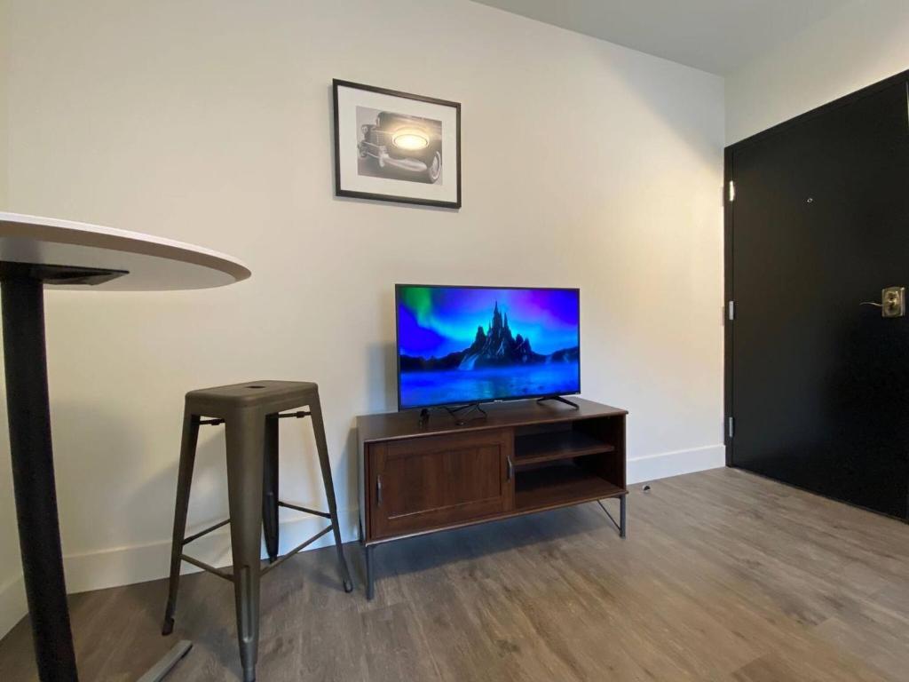 Lovely 1 Bedroom Condo Free Parking And Balcony photo 3