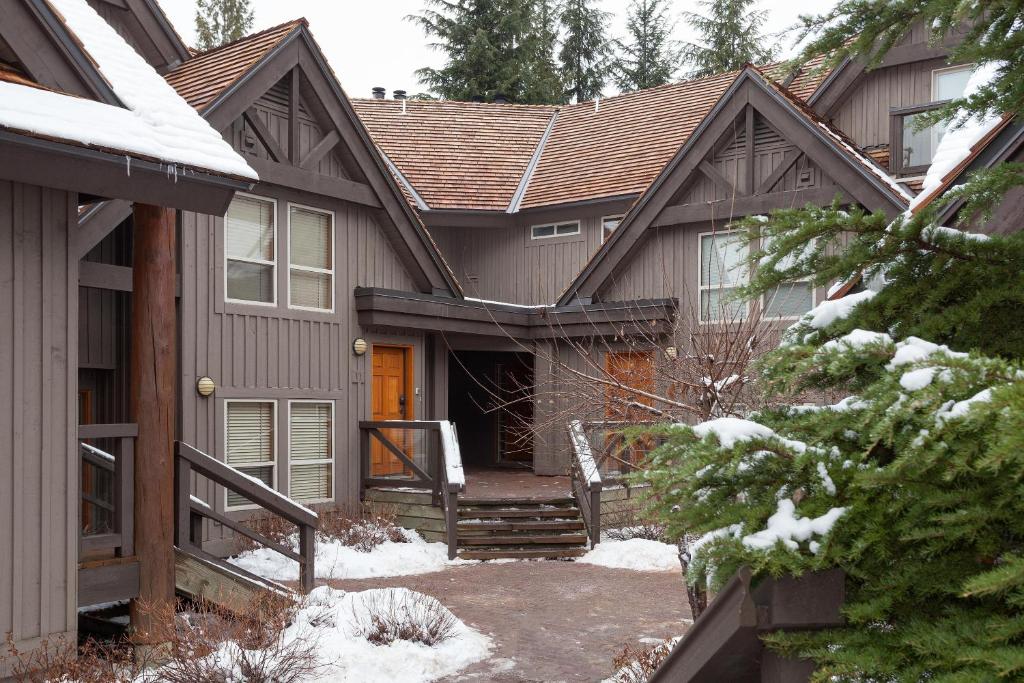 Painted Cliff 11 - Dog Friendly, Ski-In Ski-Out, Fireplace, Communal Hot Tub - Whistler Platinum photo 2