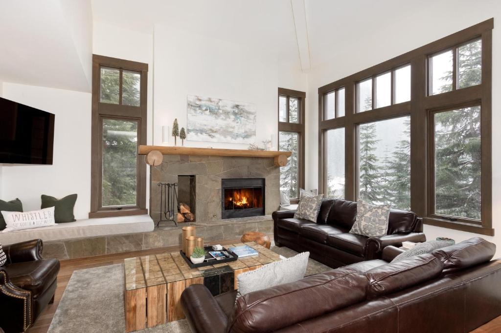 Taluswood The Heights 6 - Beautiful Chalet with Private Hot Tub, Slopeside Views, & Parking - Whistler Platinum