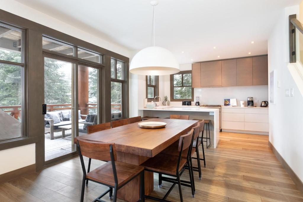 Taluswood The Heights 6 - Beautiful Chalet with Private Hot Tub, Slopeside Views, & Parking - Whistler Platinum photo 4