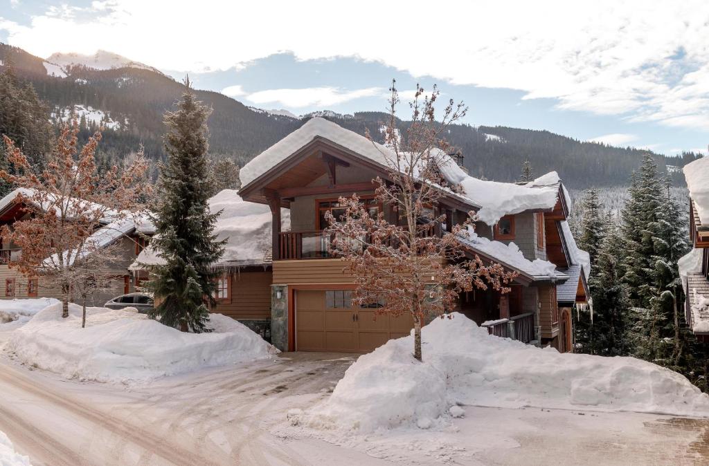 Taluswood The Lookout 5 - Secluded Ski-In Ski-Out Townhome, Hot Tub, Fireplace - Whistler Platinum photo 1
