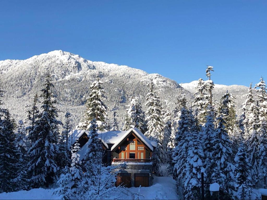 Kadenwood 2972 - Mountainside Ski Chalet with Hot Tub, Views, & Pool Table - Whistler Platinum