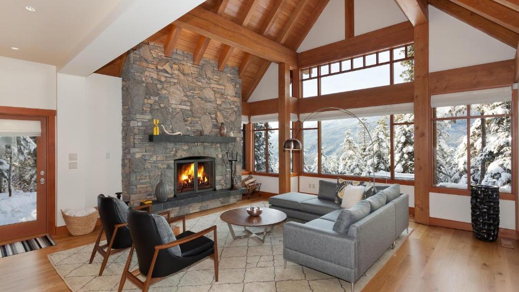 Kadenwood 2972 - Mountainside Ski Chalet with Hot Tub, Views, & Pool Table - Whistler Platinum photo 1