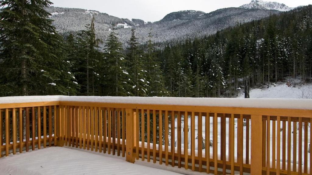 Kadenwood 2972 - Mountainside Ski Chalet with Hot Tub, Views, & Pool Table - Whistler Platinum photo 4