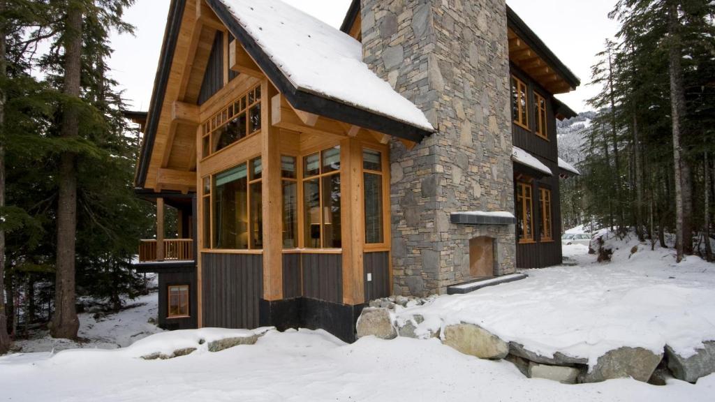 Kadenwood 2972 - Mountainside Ski Chalet with Hot Tub, Views, & Pool Table - Whistler Platinum photo 3