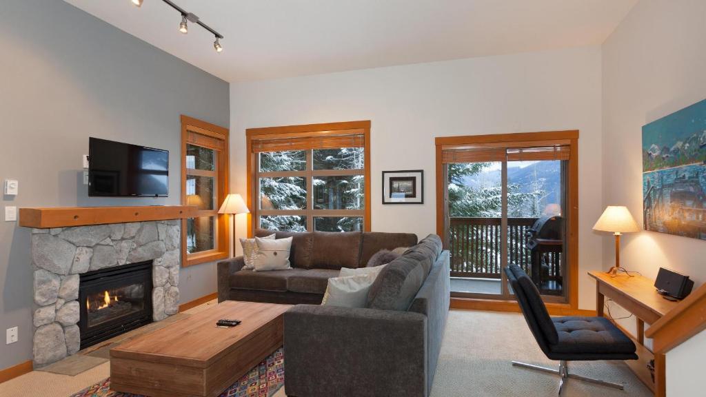 Mountain Star 1 - Slope side Retreat with Private Hot Tub - Whistler Platinum
