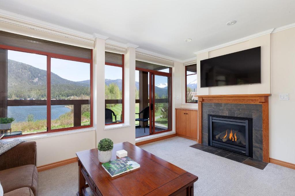 Lakeside Landing - Tranquil Mountain & Lake Views, Near XC Skiing - Whistler Platinum photo 1
