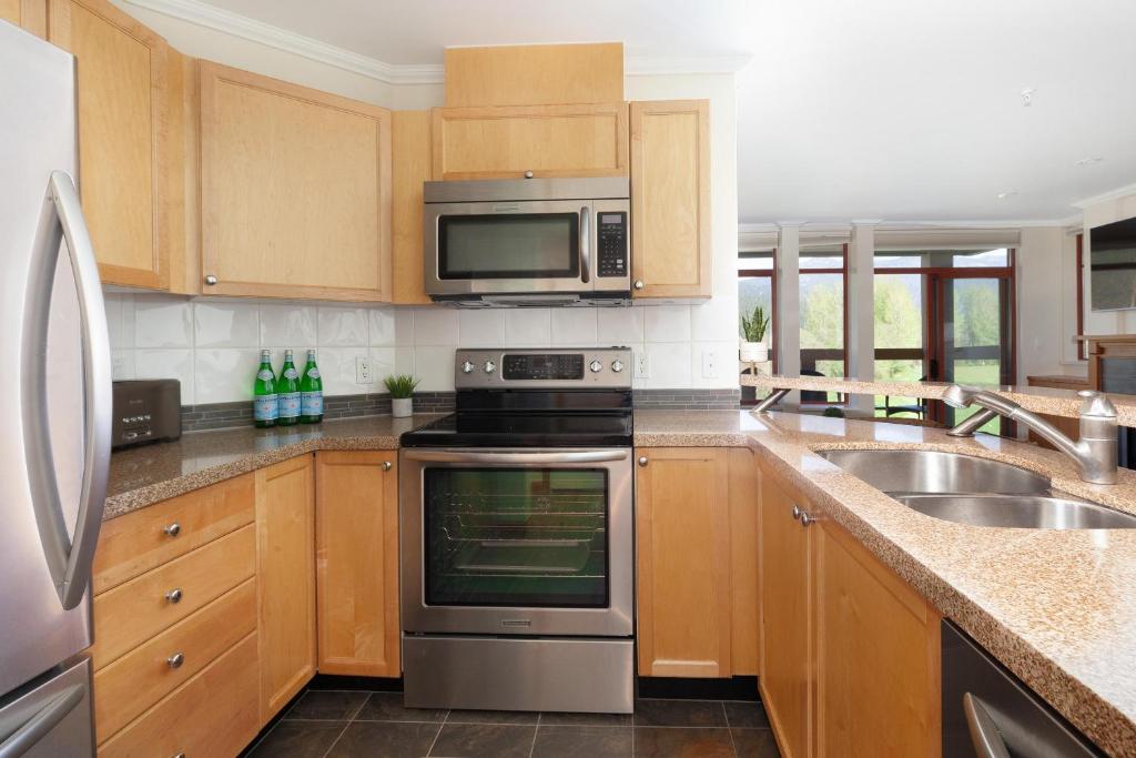 Lakeside Landing - Tranquil Mountain & Lake Views, Near XC Skiing - Whistler Platinum photo 2