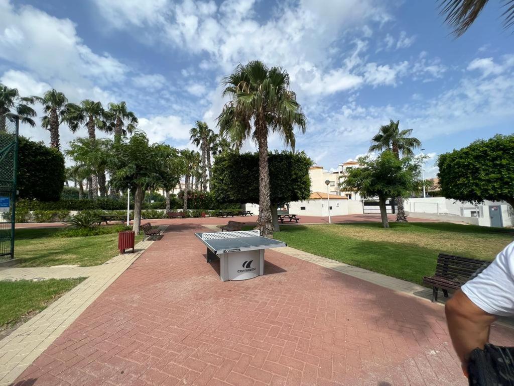 Maison familiale 3 chambres, 8 couchages, piscine et aires de loisirs communautaires, Gran Alacant photo 4