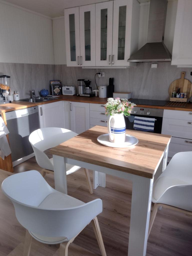 Light home apartment Alesund with free parking photo 3