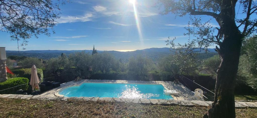 "La Colombe sous les Oliviers" Gîte jusqu'à 4 personnes Réservez sur Boooking Rez de jardin Piscine Vue mer et lac photo 1