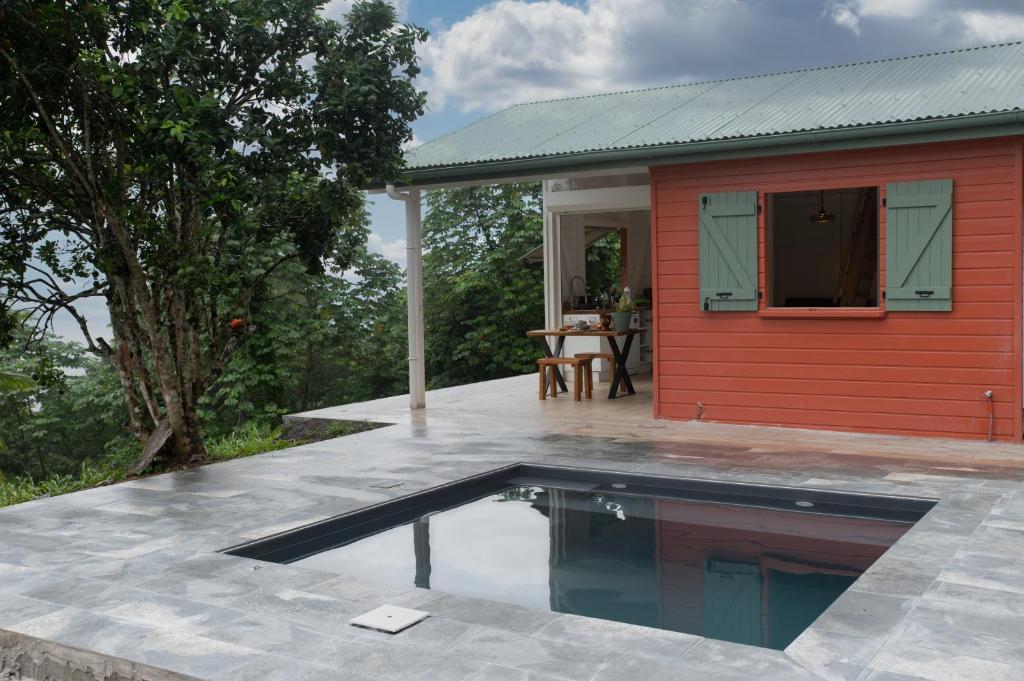 Lodge traditionnel et sa piscine vue mer
