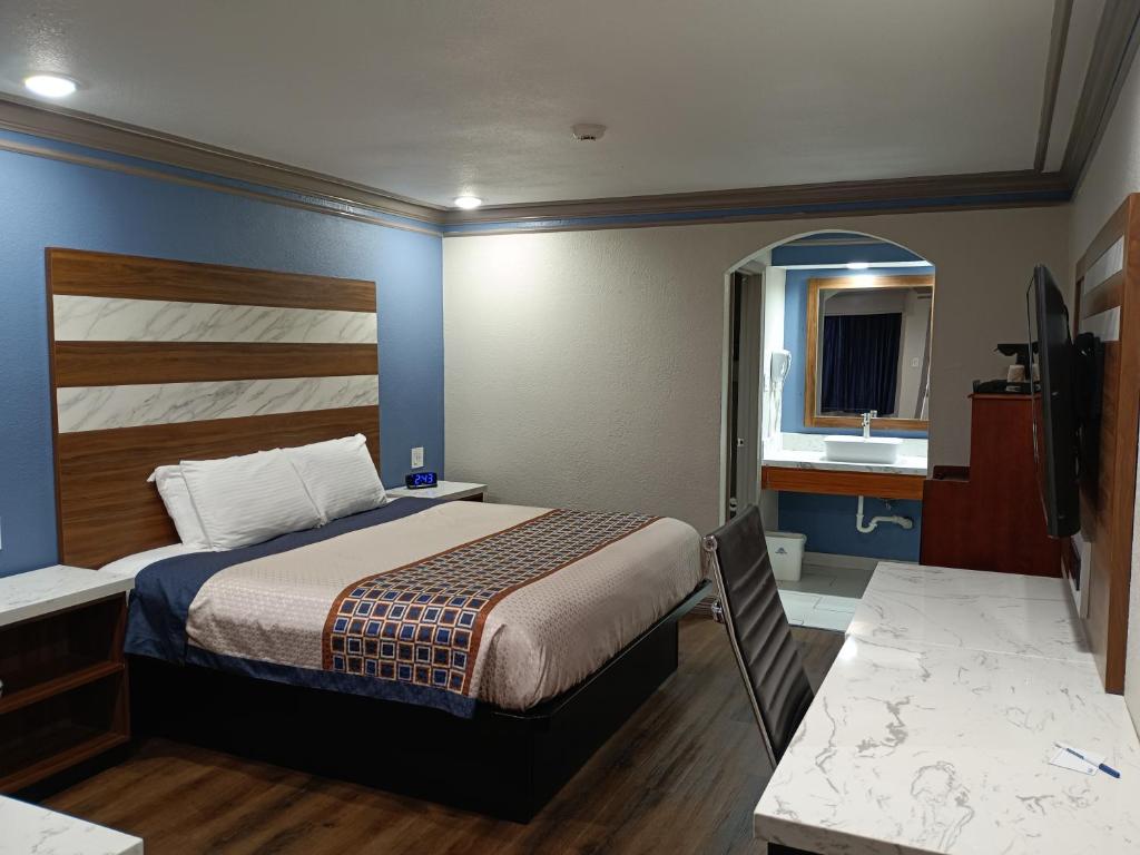 Americas Best Value Inn & Suites Alvin Houston image