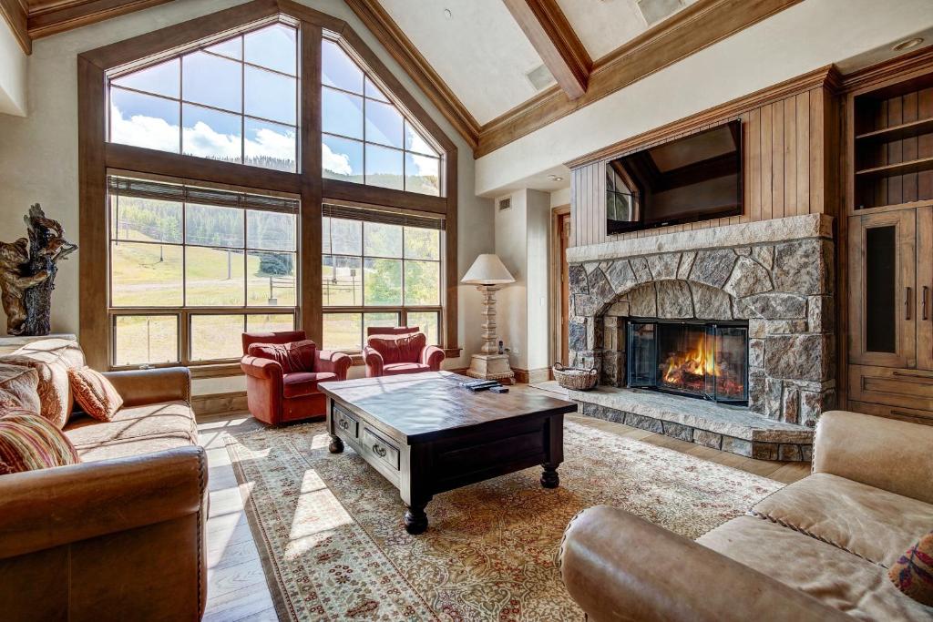 Golden Peak Luxury 4 BR Penthouse - Ski-in Ski-out image