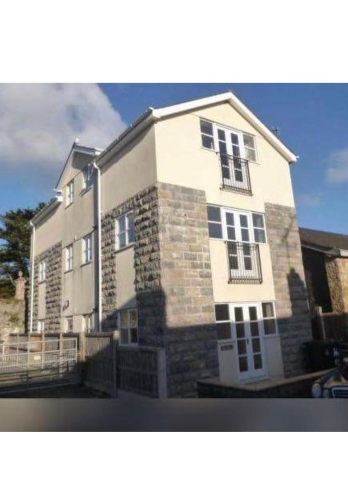 Beau retreat lovely apartment in Beaumaris - Tap to explore photos