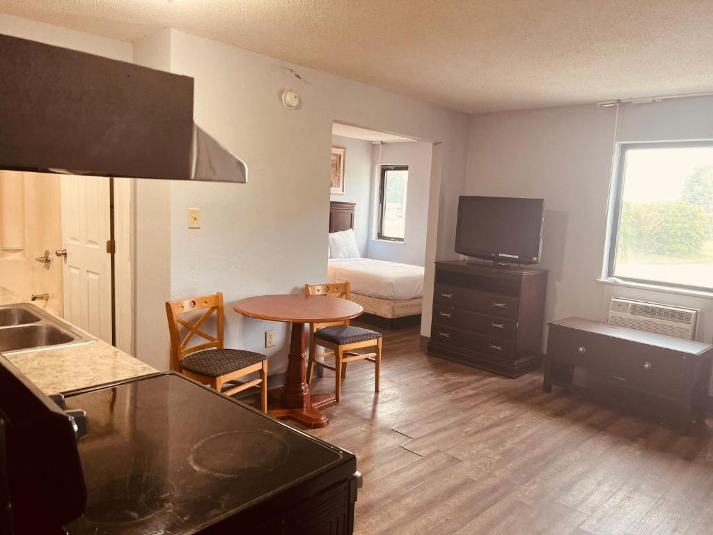 Palace Inn & Suites - Newport News/Jefferson Ave photo 2