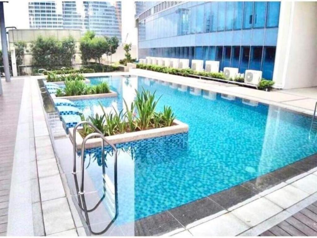 Spacious 2BR Apartment in BGC with Workspace & Washer photo 1