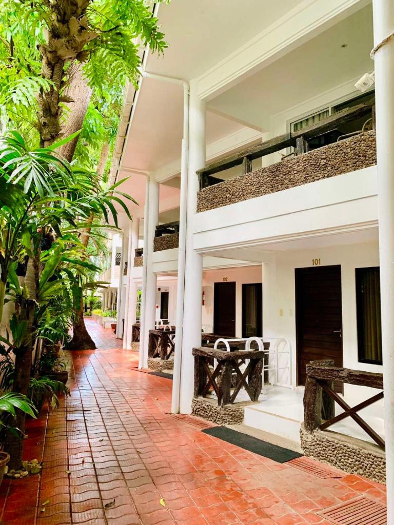 White House Beach Resort photo 2