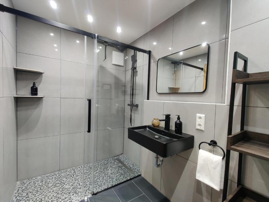 85qm, 4 bedroom, parking, King-Bed, Wifi, Netflix photo 2