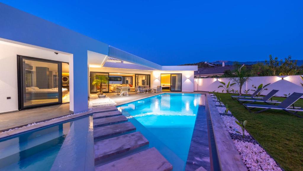 Villa Azize - Tap to explore photos
