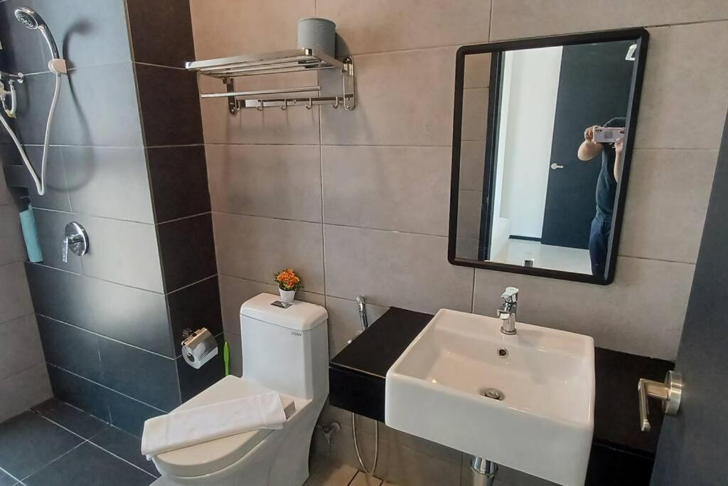 Stylish Urban Suite Penang - with infinite pool photo 2