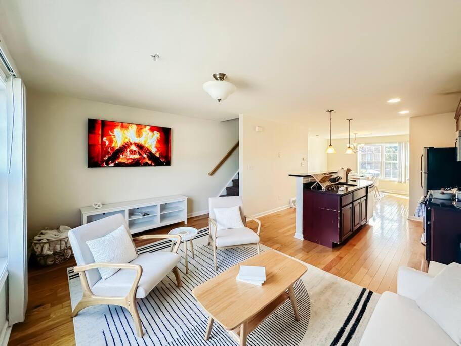 Luxury & Style, 3 King Bed, W/D, & FREE Garage image