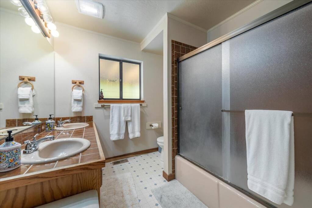 Cozy Home with Lake Views, Private Hot-Tub, Close to Slopes and Town, Private HOA Beach photo 4