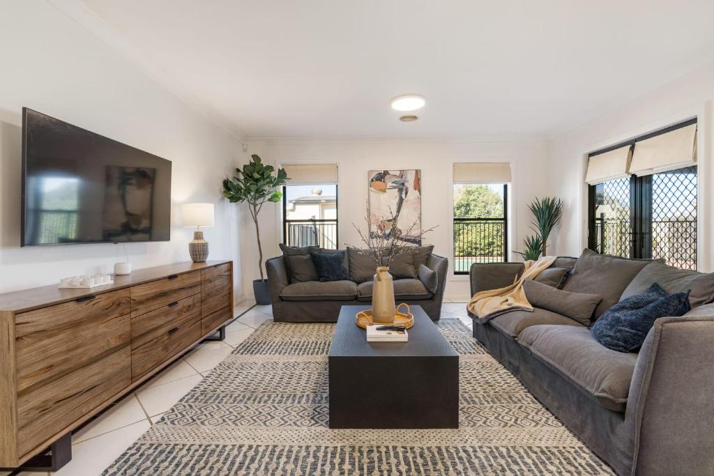 Wonderful Roselawn - Great Location with Pool