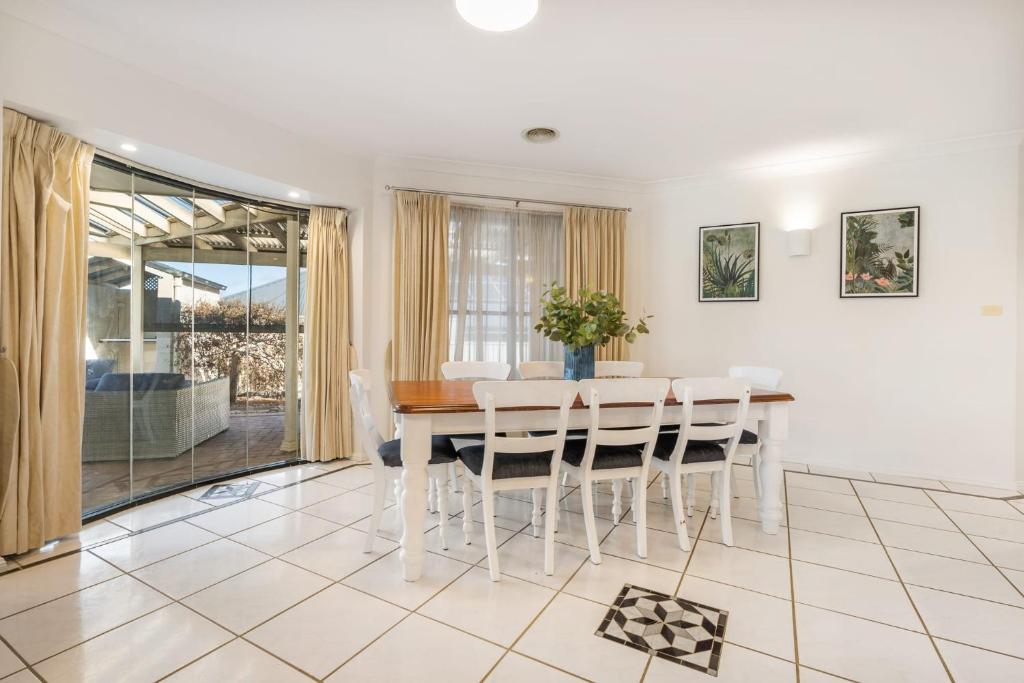 Wonderful Roselawn - Great Location with Pool photo 3
